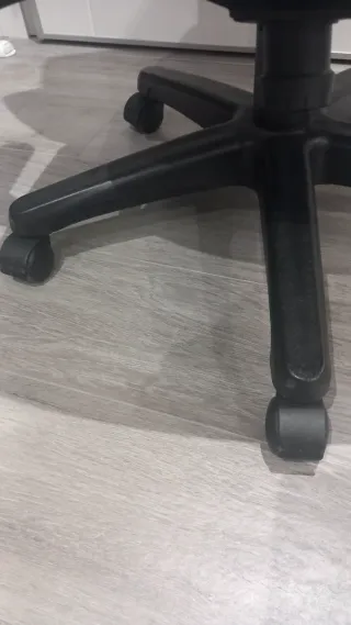 Silla de oficina ergonómica negra.