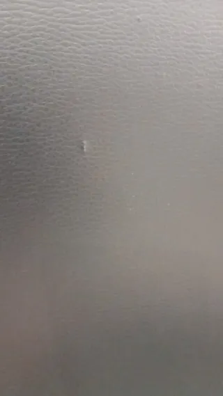 Silla de oficina ergonómica negra.