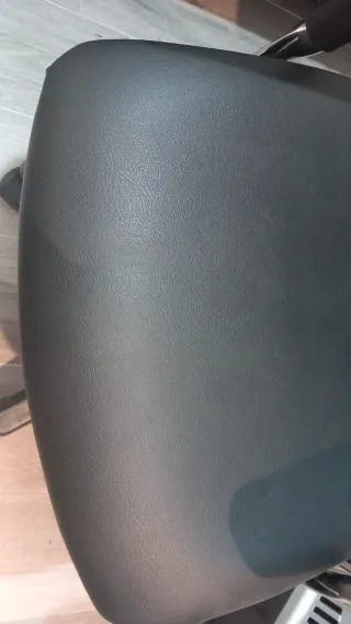 Silla de oficina ergonómica negra.