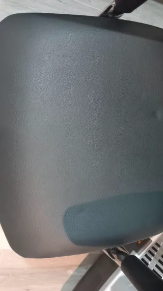 Silla de oficina ergonómica negra.