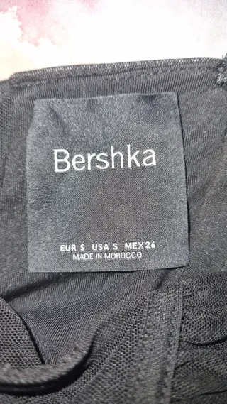 Vestido negro strapless drapeado