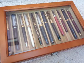Collezione di penne stilografiche in scatola di legno