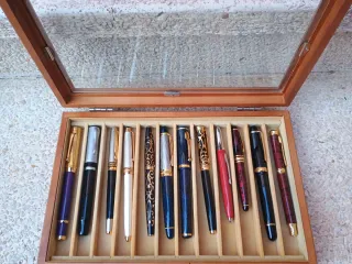 Collezione di penne stilografiche in scatola di legno