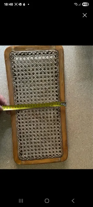 Respaldo y asiento de silla de ratán y madera