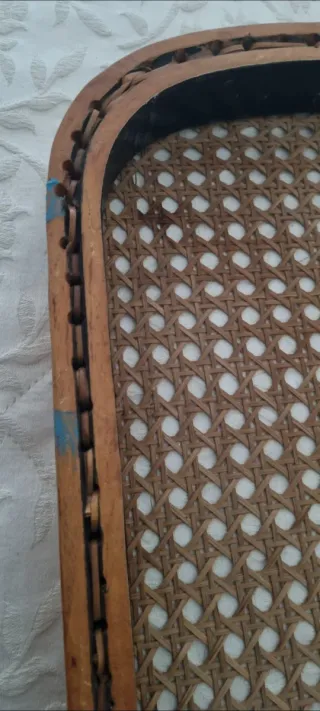 Respaldo y asiento de silla de ratán y madera