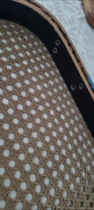 Respaldo y asiento de silla de ratán y madera