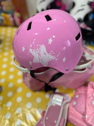 Casco rosa con estrellas y bolsa