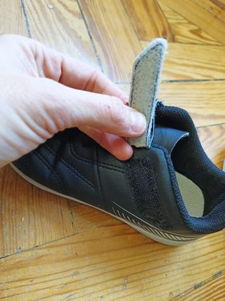 Zapatillas fútbol sala niño T.31 Kipsta negras