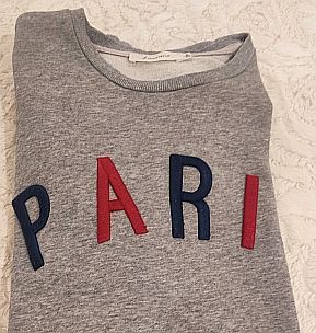 Sudadera gris con letras PARIS