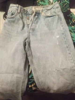 Pantalón vaquero desgastado
