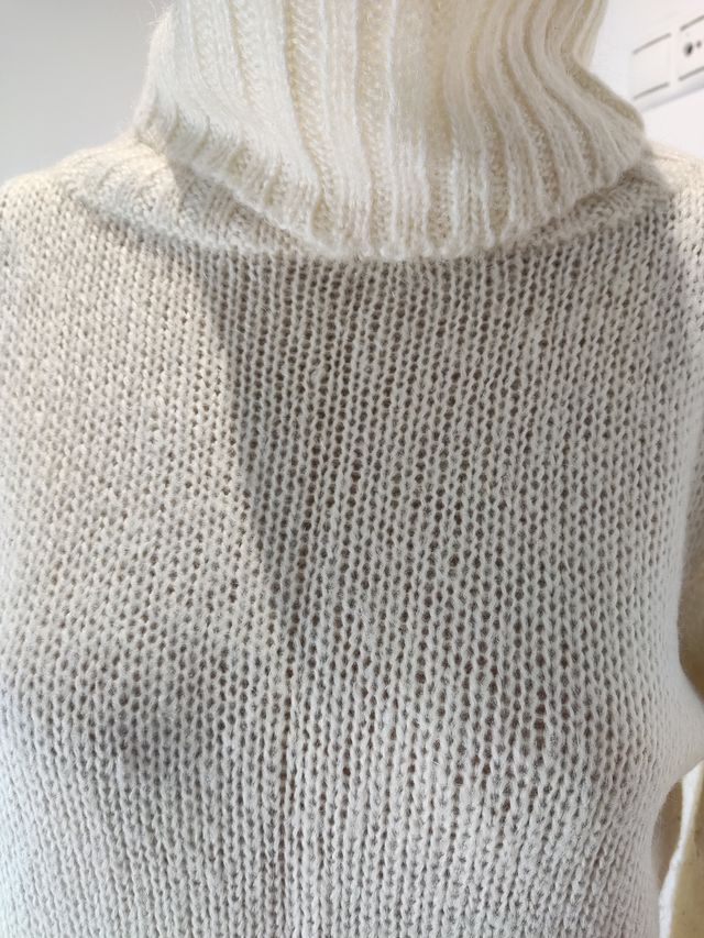 Jersey cuello alto mujer beige claro