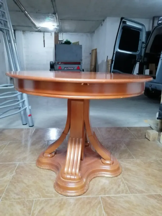 Mesa de comedor redonda de madera