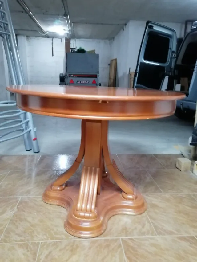Mesa de comedor redonda de madera