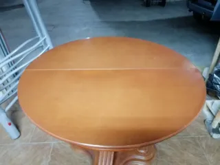 Mesa de comedor redonda de madera