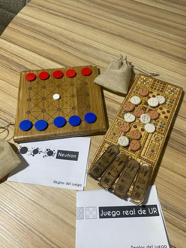 Juegos de mesa Neutron y UR