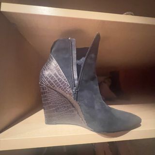 Botín cuña ante azul y piel marrón