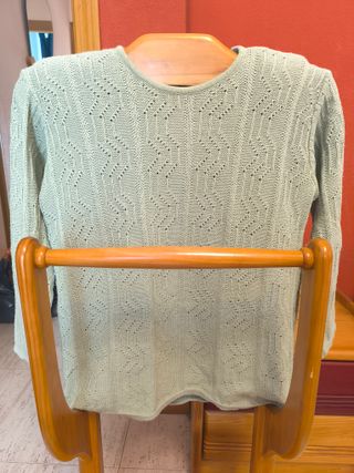 Jersey negro cuello pico