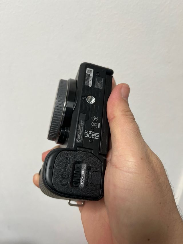 Sony Alpha ZV-E10 Fotocamera Vlog con Lente Intercambiabile