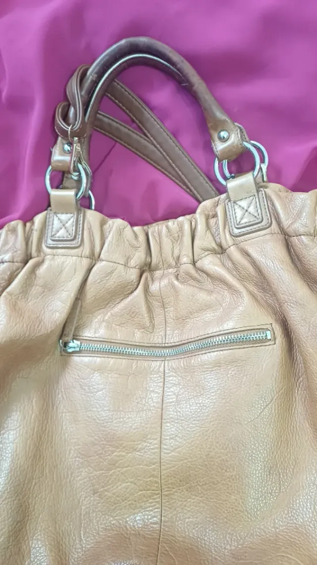 Bolso de cuero marrón claro