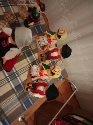 Lote di bambole di stoffa e legno