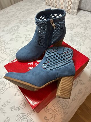 Botines de mujer azules con diseño de red