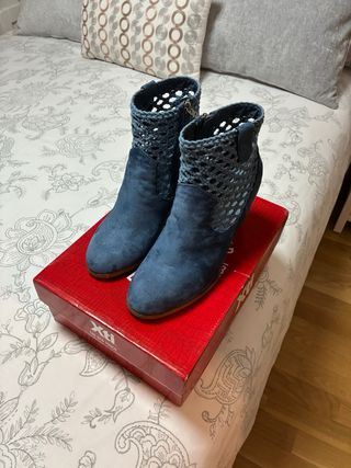 Botines de mujer azules con diseño de red