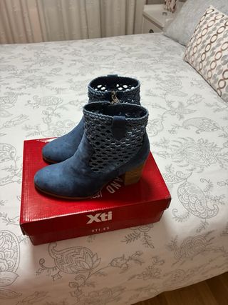 Botines de mujer azules con diseño de red