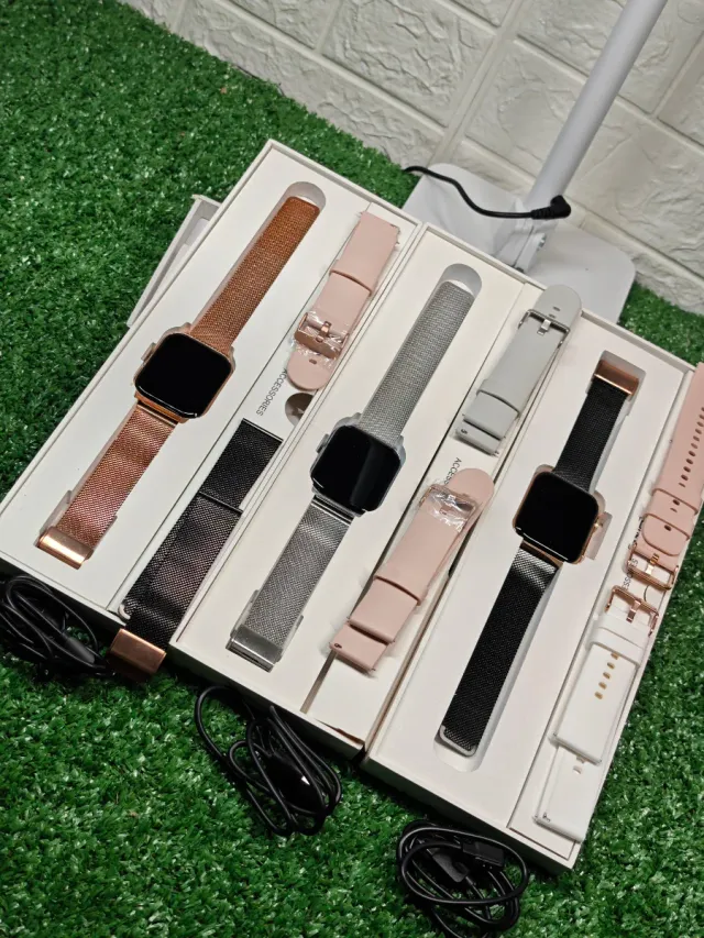 Smartwatch con 3 correas (Negro, Plata, Oro)