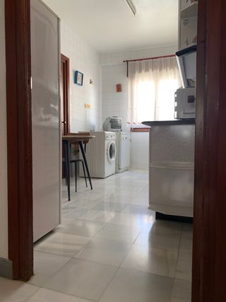 Amplia vivienda en plaza Almería.