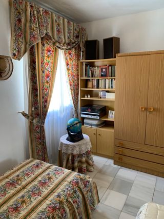 Amplia vivienda en plaza Almería.