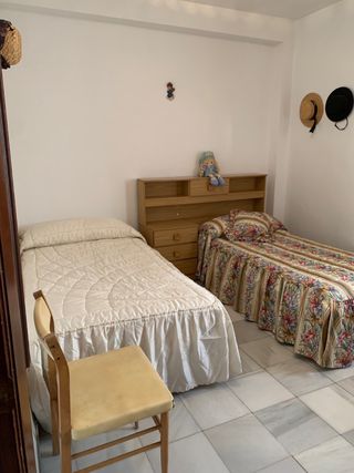 Amplia vivienda en plaza Almería.