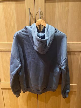 Sudadera azul con estampado