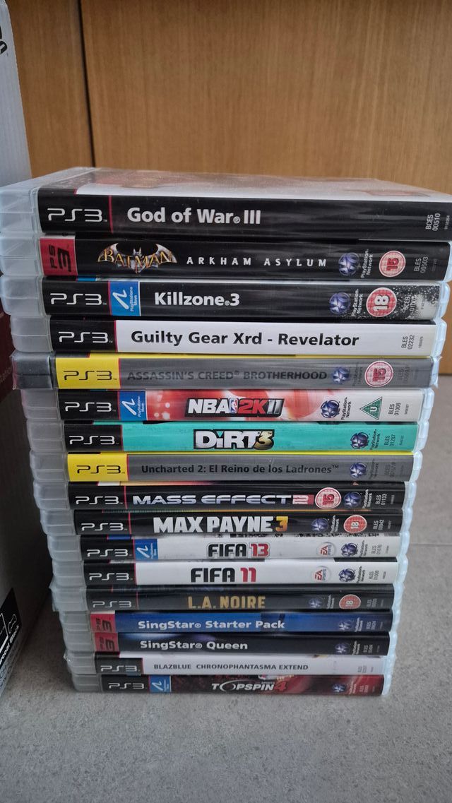 PS3 320GB + 2 mandos + Singstar + Juegos