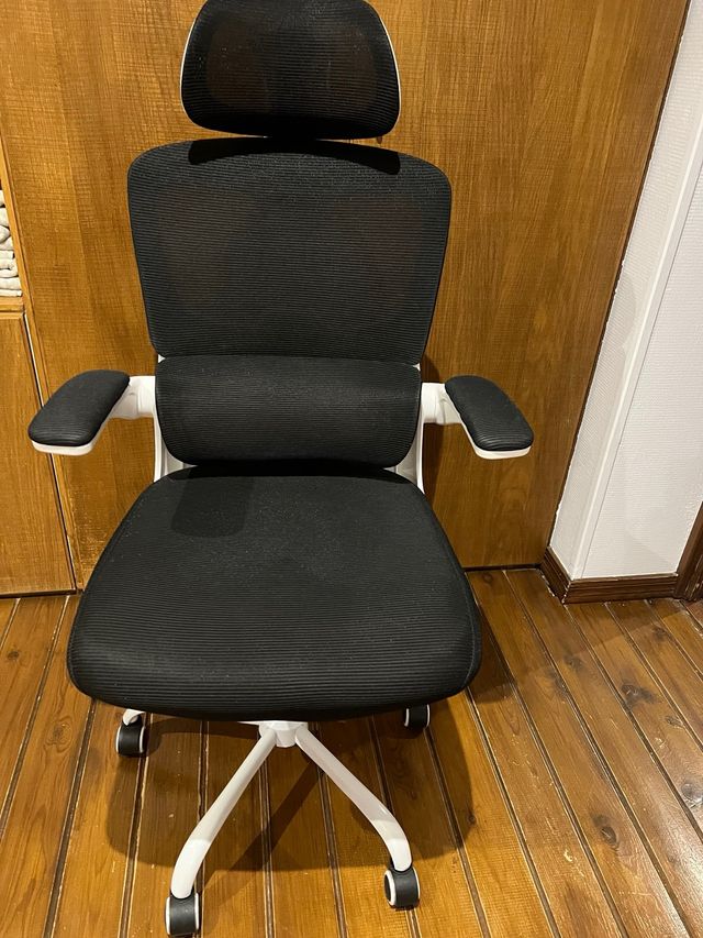 Sillón de oficina ergonómico negro y blanco