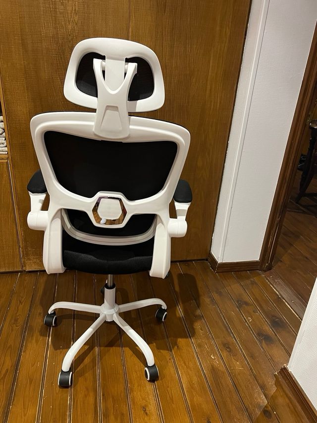 Sillón de oficina ergonómico negro y blanco