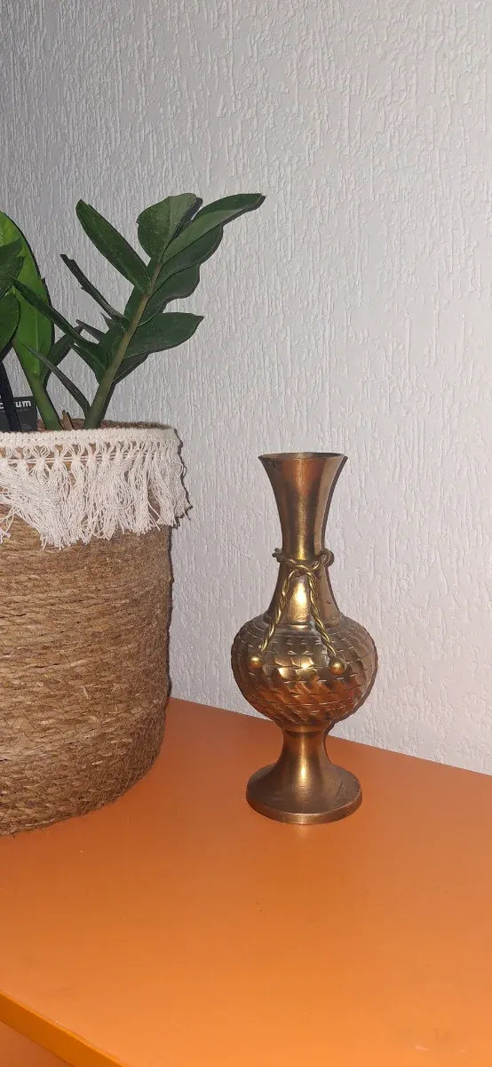 Vaso di ottone cesellato artigianale