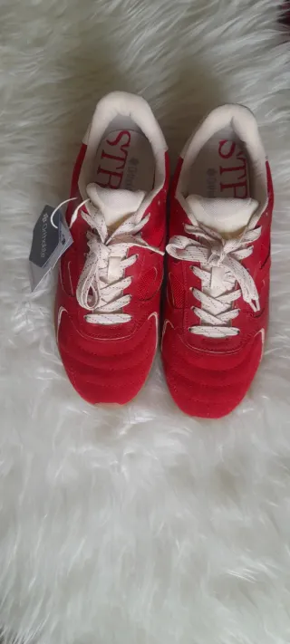 Zapatillas Stradivarius rojas 🆕️ a estrenar.
