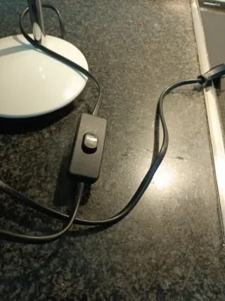 Lámpara flexo de mesa plateada y blanca