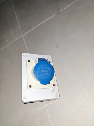 Enchufe industrial azul 32A 230V