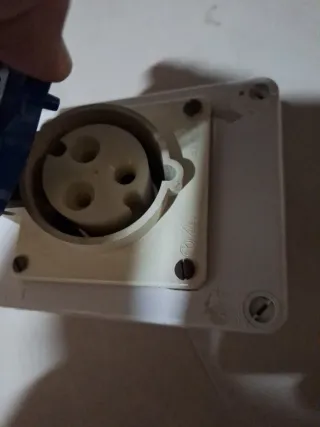 Enchufe industrial azul 32A 230V