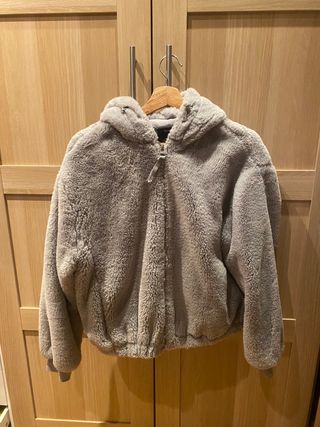 Chaqueta gris con capucha