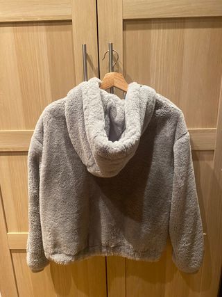 Chaqueta gris con capucha