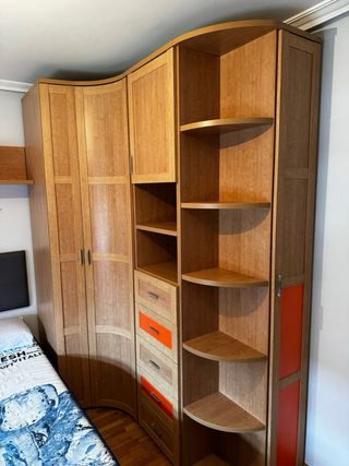 Armario y Mesitas de noche de madera con cajones