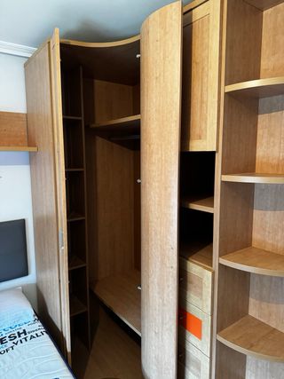 Armario y Mesitas de noche de madera con cajones