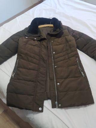 Chaqueta acolchada con cuello de pelo