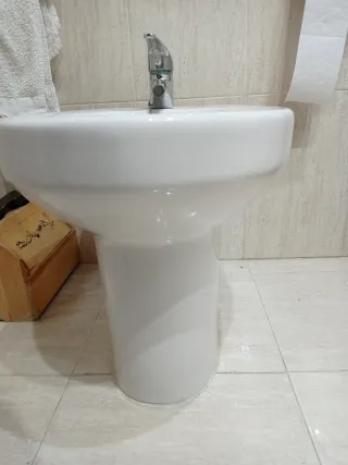 Lavabo y bidet beige 60cm con pie