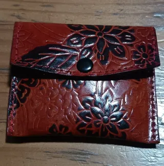 Cartera de cuero con flores grabadas