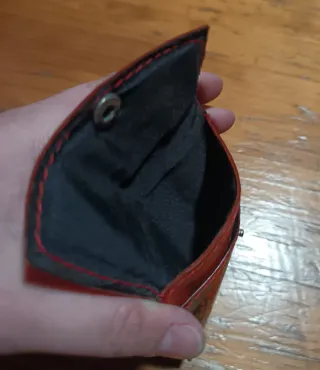 Cartera de cuero con flores grabadas