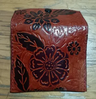 Cartera de cuero con flores grabadas