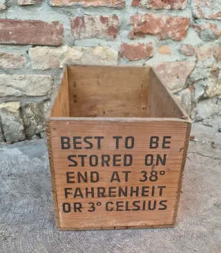 Cassetta in legno vintage per i trasporto formaggi